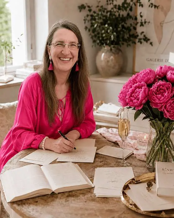 Marion Falkenbach beim Schreiben am Tisch – Einladung zum kostenfreier Online-Salon für Frauen, um die eigenen Sinne zu öffnen und präsenter zu leben.